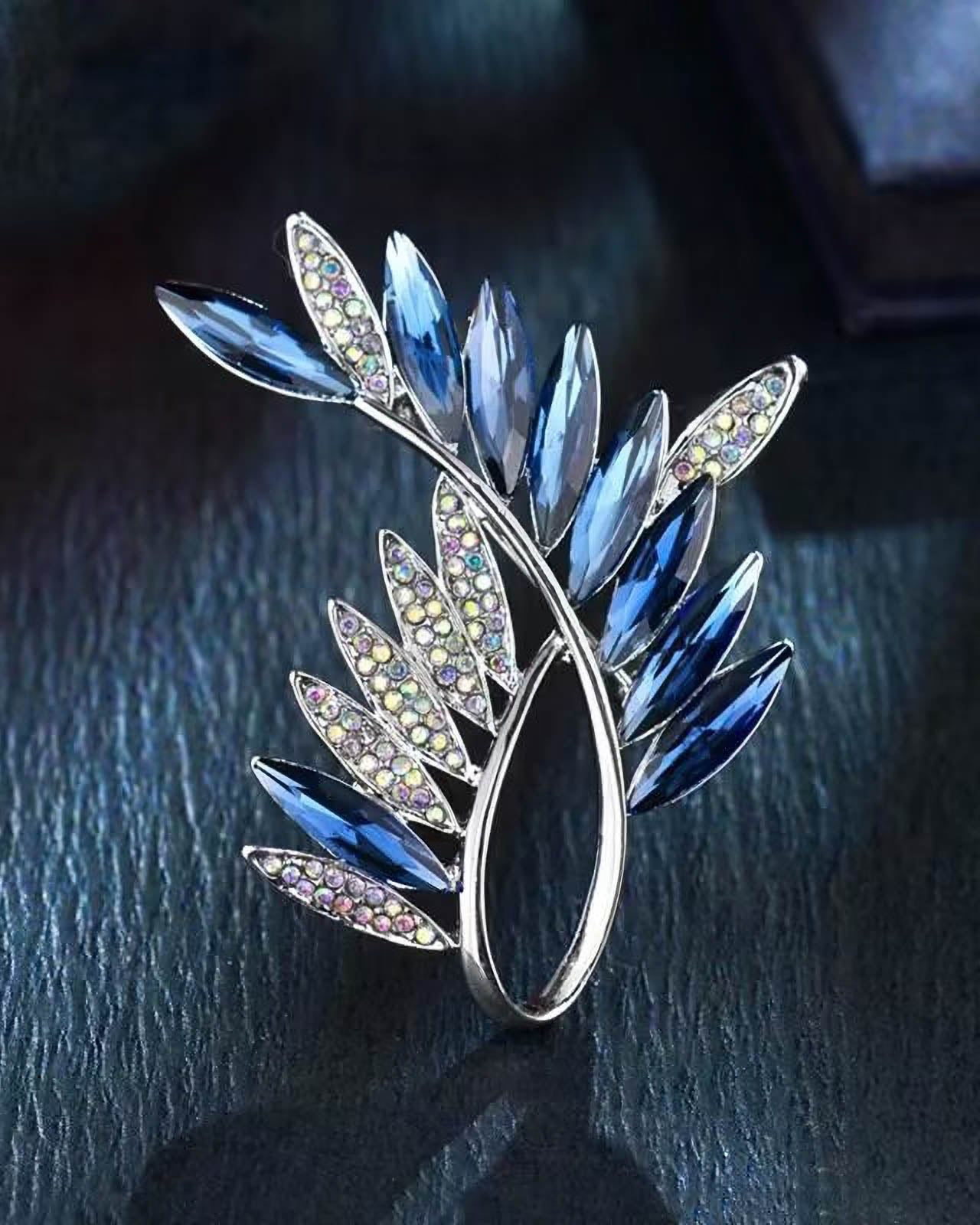 MayTree Brosche "Olivenzweig" , mit Strass-Steinen blau